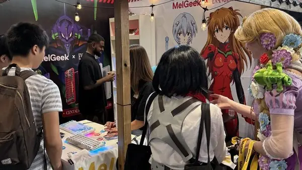 Visiteurs sur le stand MelGeek